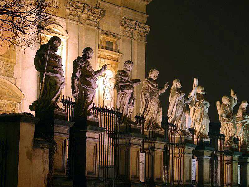 Ogrodzenie z rzeźbami apostołów