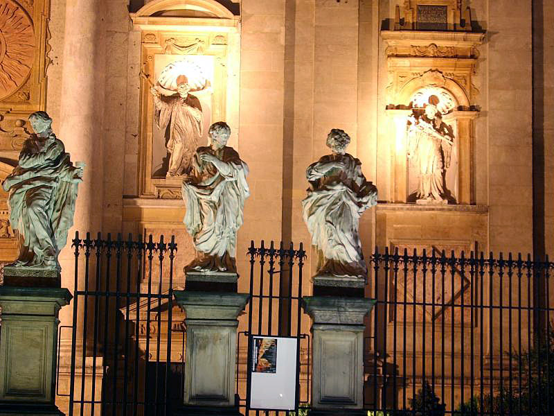 Ogrodzenie z rzeźbami apostołów