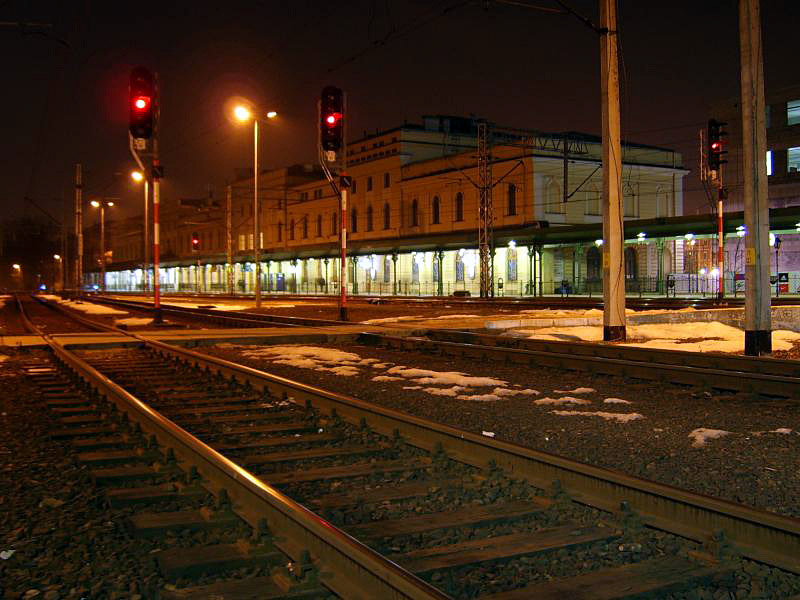 budynek krakowskiego dworca od strony peronów