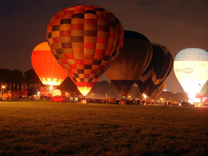 balony nocą