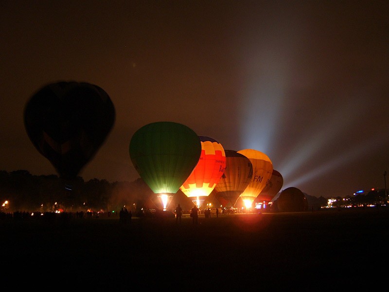balony nocą